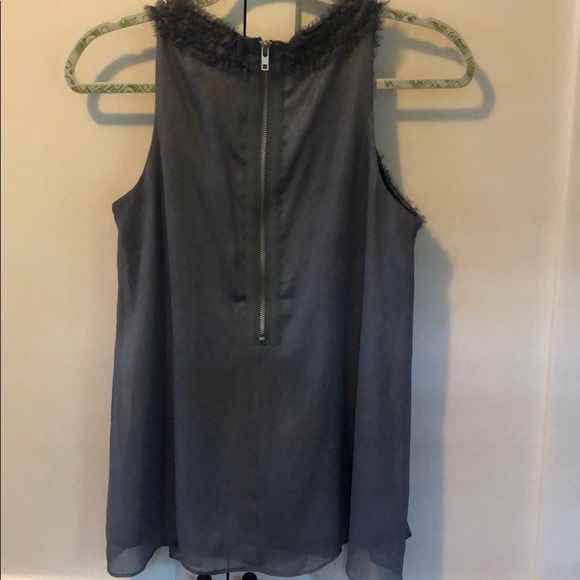 Slightly shimmering and a fluffy neckline - Picture 5 of 7